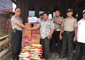 Bagikan Sembako untuk Korban Banjir