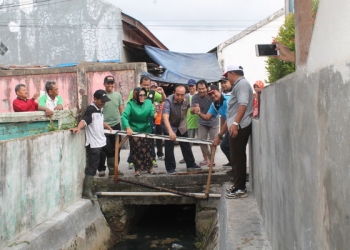Cegah Penumpukan Sampah di Parit Pasar Rawa Indah, Pasang Jaring di Enam Lokasi Parit Perbatasan