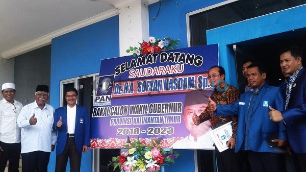 NIAT MEMBANGUN: Andi Sofyan Hasdam (tiga dari kanan) disambut pengurus DPW PAN Kaltim, kemarin.(Guntur/Metro Samarinda)