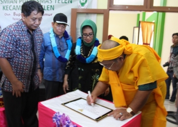 PELAYANAN BARU: Peresmian gedung baru Kecamatan Telen yang lebih representative oleh Bupati Kutim Ismunandar.(HASIM/HUMAS PEMKAB KUTIM)