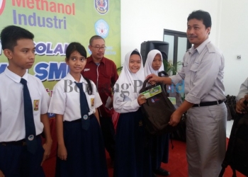 PT KMI Salurkan Perlengkapan Sekolah, Sasar Lima SMP di Loktuan dan Guntung 