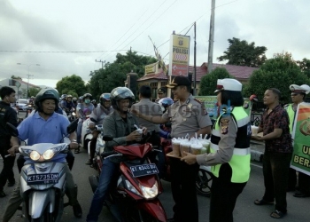 Polres Bagikan Takjil Gratis 