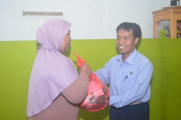 SMP IT YABIS Serahkan Bansos 