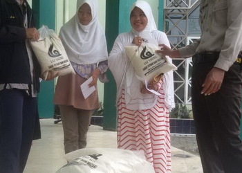 Bhabinkamtibmas Pantau Pembagian Zakat