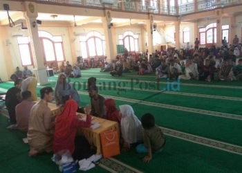 Ribuan Fakir Miskin Rela Antre Zakat