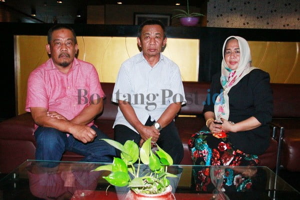 DIPASTIKAN MERIAH: Ketua KKSS Kutim Hasanuddin Saka (tengah)  bersama Ketua Panitia Hamka (Kiri) saat menggelar konferensi pers persiapan pelantikan, di Hotel Royal Victoria, Selasa (18/7).(VERI SAKAL/SANGATTA POST)