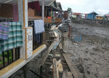 Jembatan RT 11 Rusak Parah,  Warga Ngaku Sering Terjatuh