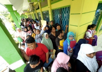 Antrean Calon Siswa SMP Membludak