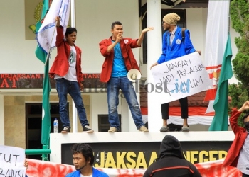 Aliansi Mahasiswa Bontang Demo Kejari