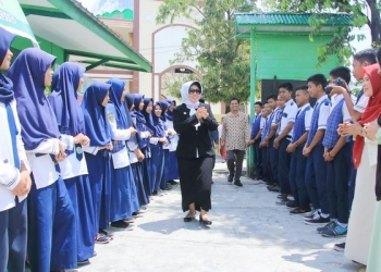Berbagi Kue Ulang Tahun, Wali Kota Disambut Riang para Siswa