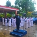RAYAKAN HUT RI: Ketua Harian Yabis, Saat Ardani M.Pd tampak melakukan hormat kepada bendera merah putih saat bertindak sebagai pembina upacara (17/8) lalu.(HUMAS YABIS)