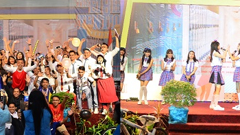 HUT ke-8 Aston Samarinda, Undang AMT 48, Kompak Pakai Seragam Sekolah 