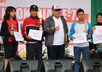 Sekda Bagikan Hadiah Lomba HUT RI di Sangsel 
