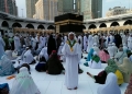 TAWAF PERPISAHAN: Salah satu jemaah haji Bontang mengabadikan momen usai melaksanakan tawaf wada’ di Masjidil Haram.(TPHI FOR BONTANG POST)