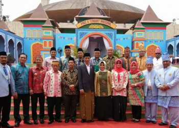 Neni Raih Penghargaan Peduli TK/TP Alquran 