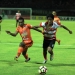 MUHAMMAD TAN REHA/Jawa Pos
CURI POIN: Pemain Pusamania Borneo FC Terens Owang Puhiri berebut bola dengan pemain Madura United Bayu Gatra