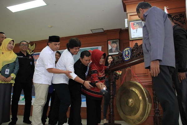 BUKA KONFERCAB: Wali Kota Bontang, Neni Moerniaeni melakukan pemukulan gong tanda dibukanya Konfercab VII FPE-KSBSI. (Foto : Hayatullah)
