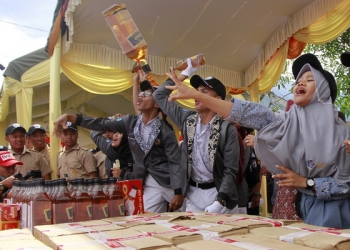 Ribuan Botol Miras dan Rokok Dimusnahkan