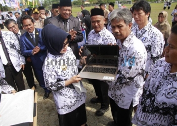 Bunda Neni Bagikan Bantuan Laptop ke Guru 