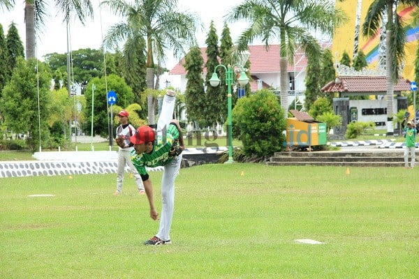 BERHARAP TAMBAHAN: Atlet softball Kutim berlatih di halaman Kantor Bupati, Bukit Pelangi, Sangatta.(Istimewa)