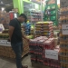ADIEL KUNDHARA/BONTANG POST
CARI MINUMAN: Salah satu konsumen di BK Mart sedang mencari minuman bersoda.