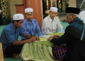 HIDAYAH: (Dari kiri) Kedu Moto, Tito Prabara Putra, dan Gan Adi Purnomo memutuskan memeluk agama Islam. Ketiganya mendapatkan bimbingan langsung dari KH Fakhruddin (kanan).(DIRHAN/METRO SAMARINDA)