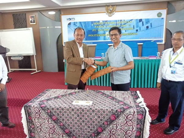 KDM Serahkan Bantuan Panel Listrik  