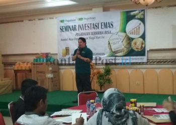 SEMINAR: Pimpinan pegadaian konvensional Yasir M menjelaskan tentang produk pegadaian saat seminar investasi emas di Aula Hotel Tiara Surya Bontang  Jumat (15/12) lalu.(HERMAWAN/ BONTANG POST)