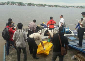 EVAKUASI: Petugas mengangkut Jenazah Saeed menggunakan speedboat, Senin (22/1) kemarin.(POLSEKTA KP FOR METRO SAMARINDA)