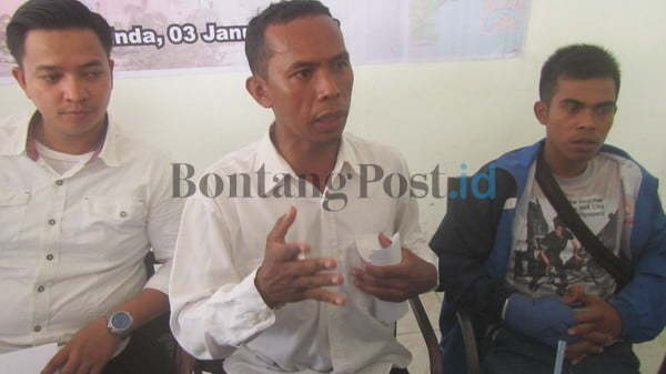 PRIHATIN PILGUB: Sudirman (tengah) bersama Forum Pemuda Peduli Pilkada Kaltim menggelar konferensi pers, Rabu (3/1) kemarin.(LUKMAN/METRO SAMARINDA)