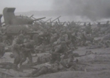 TENTARA PENJAJAH: Pasukan Belanda ketika mendarat di pantai dalam upaya merebut kembali Sangasanga. (Repro)
