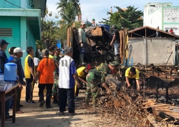 Gotong Royong Bersihkan Lokasi Kebakaran
