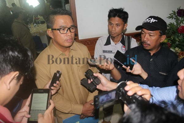 MEMPERTANYAKAN: Ketua DPRD Kutim Mahyunadi saat diwawancara wartawan, Selasa (9/1) kemarin.(MASDIN FOR SANGATTA POST)