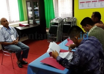 CARI YANG TERBAIK: Tampak prosesi wawancara calon Panwaslu Kelurahan di Kecamatan Bontang Selatan, Jumat (12/1) lalu.(PANWASCAM FOR BONTANG POST)