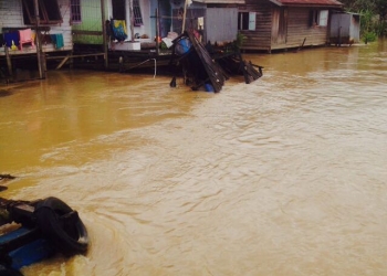 BREAKING NEWS!! Diterpa Badai, Dua Motor “Terbang” ke Sungai