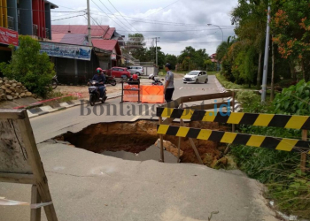 WASPADA!!! Jalan Wirjono Terbelah Dua