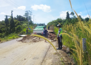 Jalan Poros Rantau Pulung Bisa Dilewati