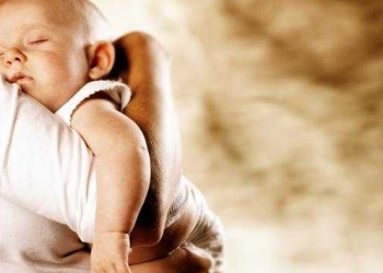 TERNYATA!! Ini Manfaat Pelukan Hangat Ibu Bagi Bayi