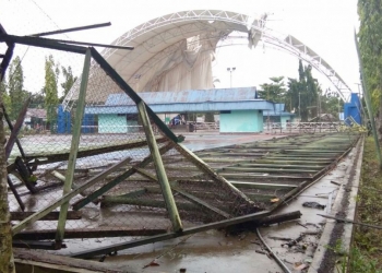 ASTAGA!! Penutup Lapangan Tenis Ambruk