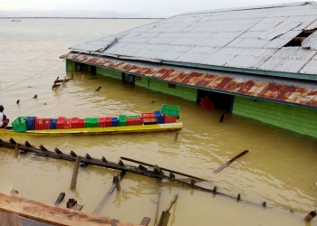 ASTAGA!! Satu Bangunan Beserta Isinya Hanyut di Laut