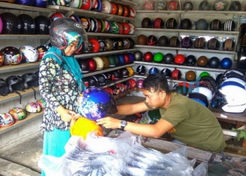 Penjualan Meningkat, Pedagang Helm Ikut Rasakan Berkah 