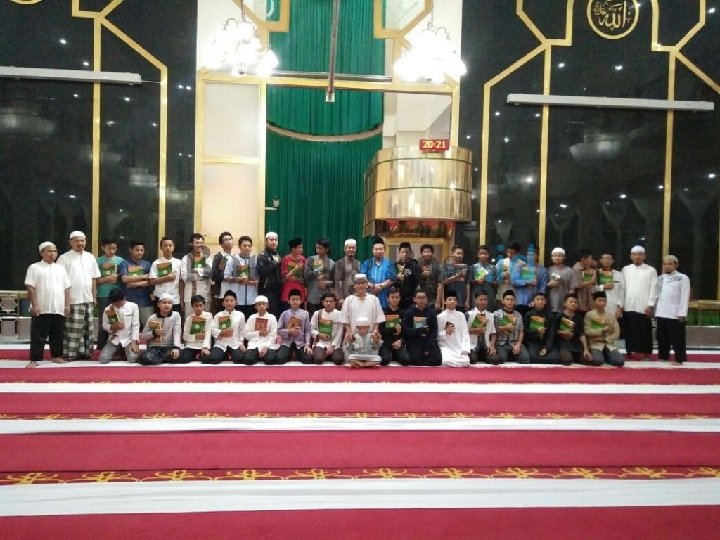 Para Hafizh berfoto bersamadengan kepala Sekolah SMP vidatra Siswanta , Ketua Harian Yayasan Vidatra Nuri Fathurrahman.