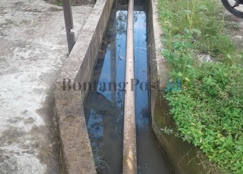 PENYEBAB: Pipa WC komunal ini merupakan sebab terjadinya banjir dan tumpukan sampah.(Foto Dhedy/Sangatta Post)