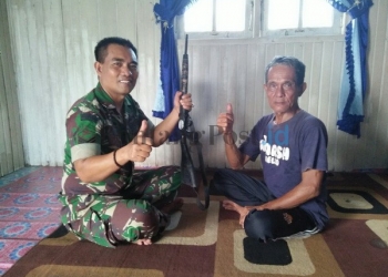 Warga Serahkan Senjata Api Rakitan ke TNI 