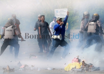 Ratusan Pendemo Bentrok dengan Polisi