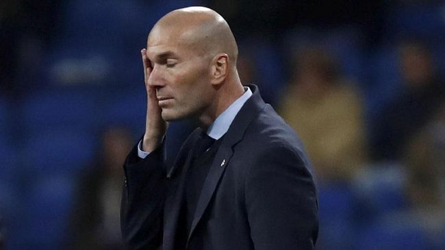 BERHARAP: Zinedine Zidane dalam tekanan setelah Real Madrid tampil buruk musim ini. (REUTERS/Juan Medina)