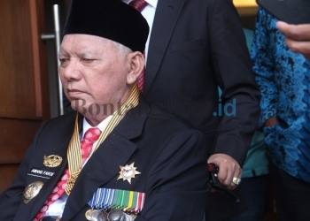 Gubernur “Kritik” Rizal Effendi 