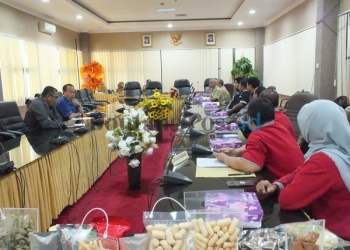 Komisi II Pertanyakan Izin Minimarket Modern