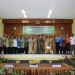 FOTO BERSAMA: Wali Kota Bontang Neni Moerniaeni berfoto bersama dengan seluruh peserta musrenbang di Gedung Balai Pertemuan Umum (BPU) Kecamatan Bontang Selatan, Senin (5/3) kemarin.(HUMAS for Bontang Post)