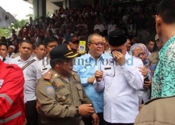 Dilepas di Balai Kota, Diiringi Tangisan Ribuan Orang 
